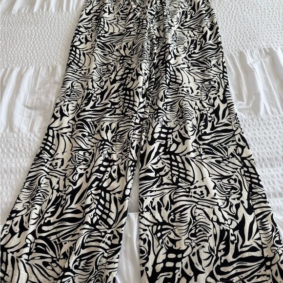 Elegant Black and White Patterned Wide Leg Pants - Picture 2 of 7